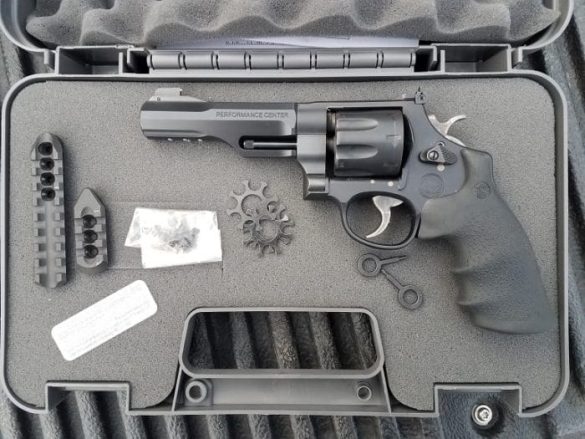 Smith & Wesson 327 TRR8, A Fast Shooting Wheelgun