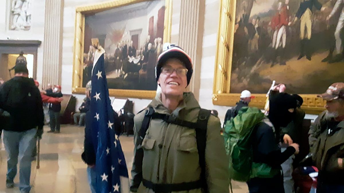 Veteran who stormed the Capitol tried to join Russian Army, feds say