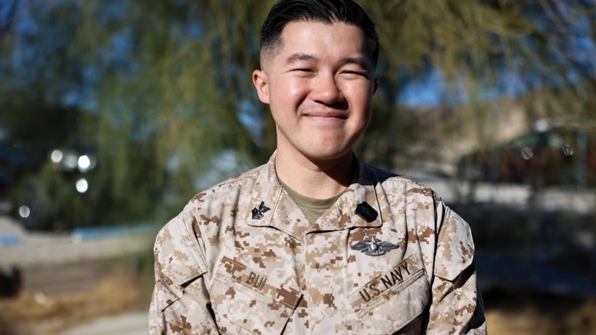 Corpsman receives medal for saving Marine from heat stroke