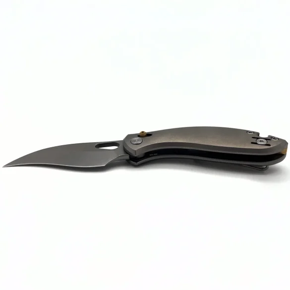 GiantMouse Delivers Premium Hawkbill Folder