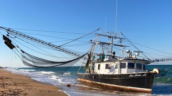 Florida officials investigating after shrimp boat washes ashore without crew
