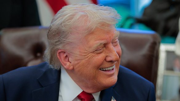 Trump notices veteran’s anti-Biden sticker in hilarious Oval Office exchange