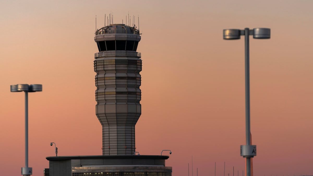 Army pauses helicopter flights near DC airport after more close calls