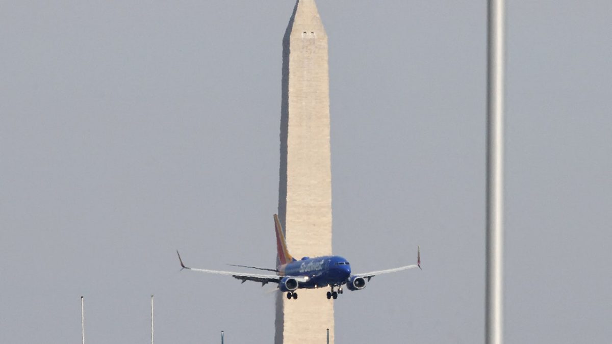 Two planes do ‘go-arounds’ to avoid military helicopter at DC-area airport