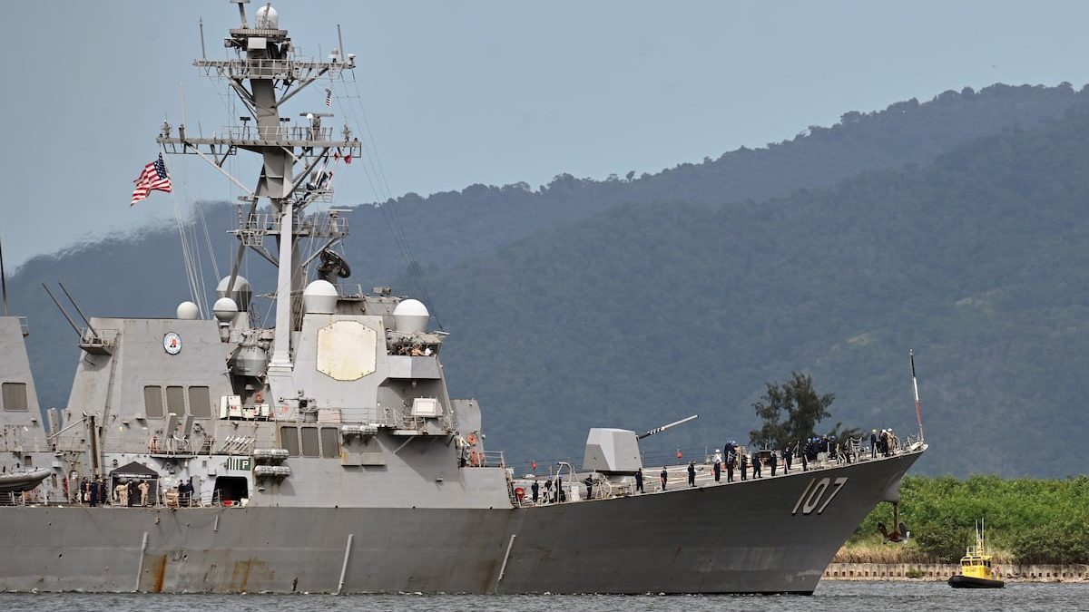 US warship docks in Trinidad and Tobago, putting pressure on Venezuela