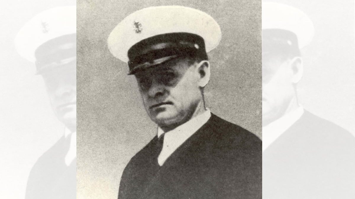 With his bare hands, this sailor sealed off his ship to save its crew