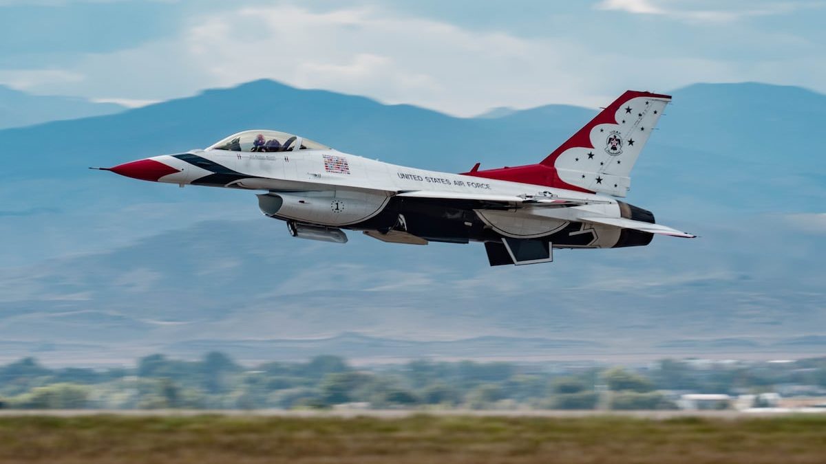 Air Force pilot safely ejects before F-16 crashes in California