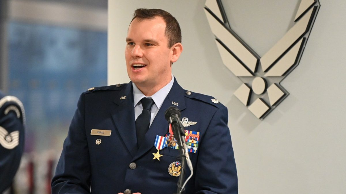 F-16 commander gets rare Silver Star for combat valor in enemy territory