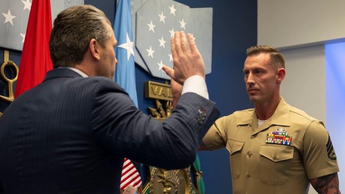 Veteran who lost both of his legs in combat reenlists in the Marine Corps