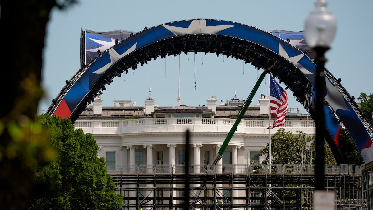 Troops attending White House UFC event must meet physical standards, pay for travel