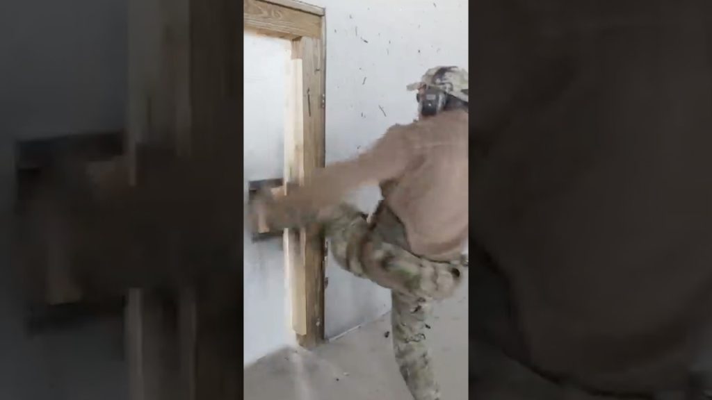 How To Kick In A Door #tips #military #throwback #specialforces
