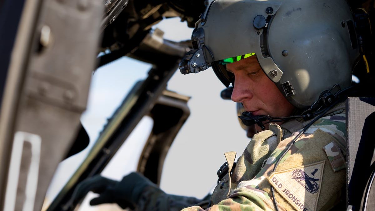 Army offers bonuses topping $200K to keep aviation warrant officers in uniform