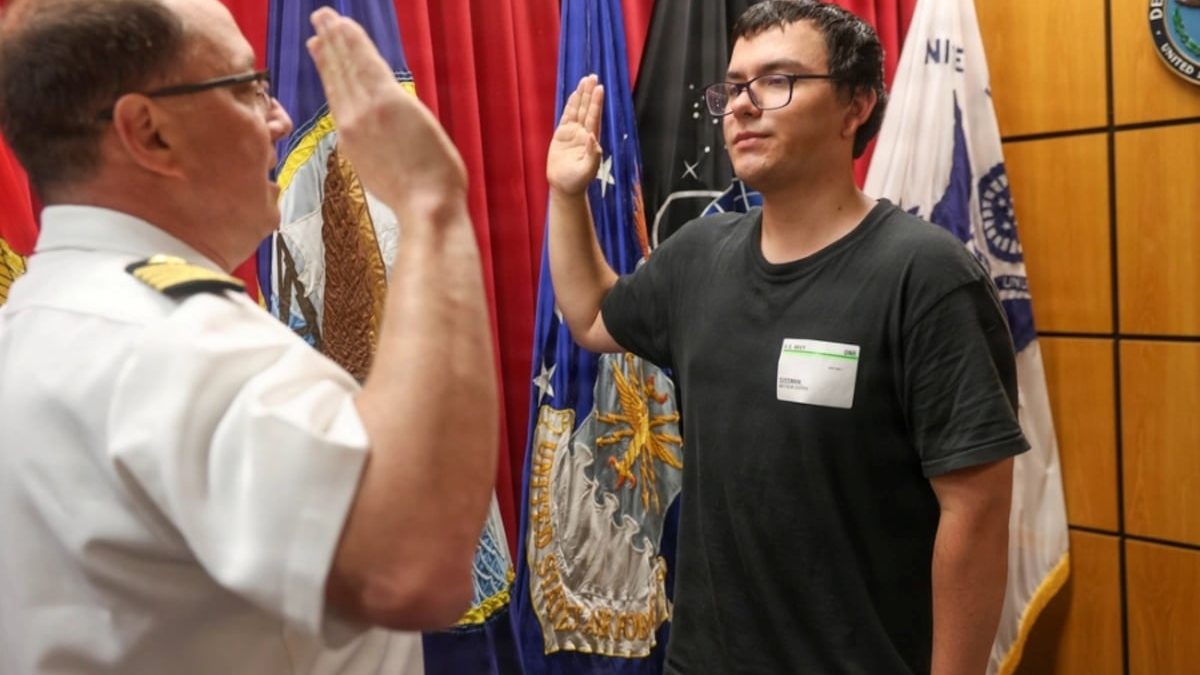 Navy captain gives oath of enlistment to son on last day of service